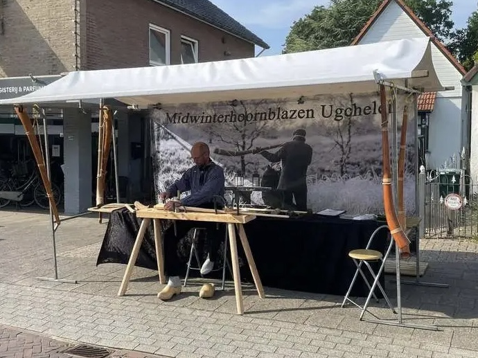 Op de midwinterhoorn blazen in de zomer, mag dat?